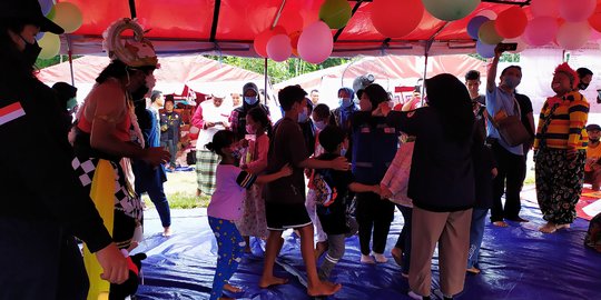 Berkostum Hanoman, Kopral Bagyo Hibur Anak-Anak Pengungsi Erupsi Semeru