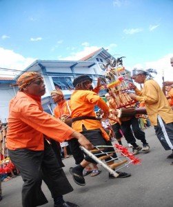 tradisi badeng khas garut
