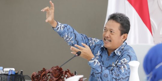 Bukan Ditenggelamkan, Menteri Trenggono Pilih Serahkan Kapal Pencuri Ikan Ke Nelayan