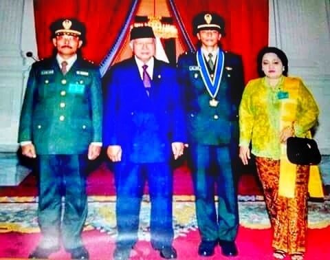 potret gagah kolonel lucky avianto bersama soeharto