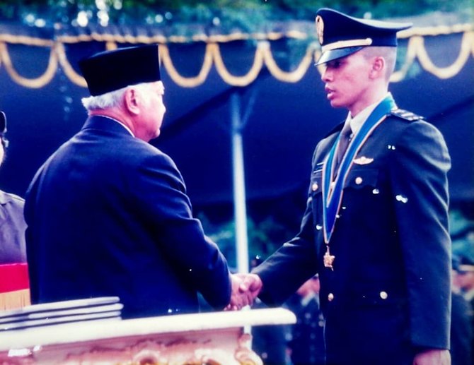 potret gagah kolonel lucky avianto bersama soeharto