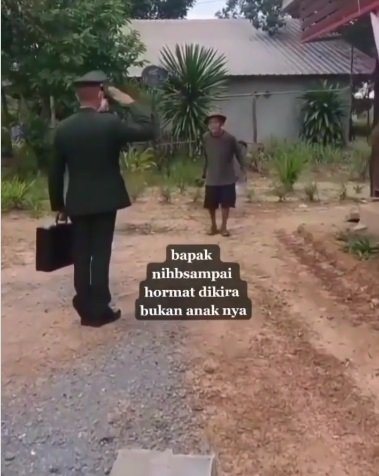 bapak tua ini kaget prajurit tni ini hormat kepadanya