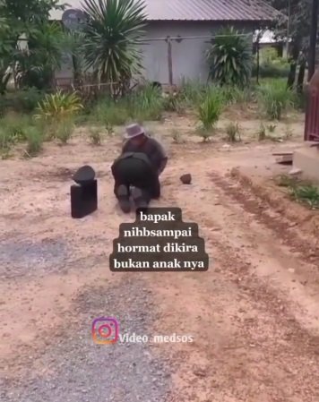 bapak tua ini kaget prajurit tni ini hormat kepadanya