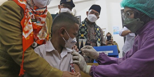 Menko PMK Muhadjir Effendy Tinjau Vaksinasi Covid-19 di SDN 01 Depok