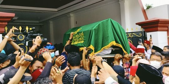 Kalimat Tauhid Iringi Jenazah Haji Lulung di Rumah Duka