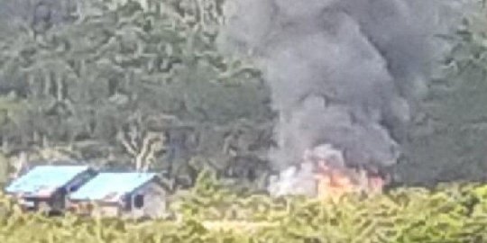 Evakuasi Warga Pegunungan Bintang Usai SMP Dibakar KKB, Personel TNI-Polri Ditembaki