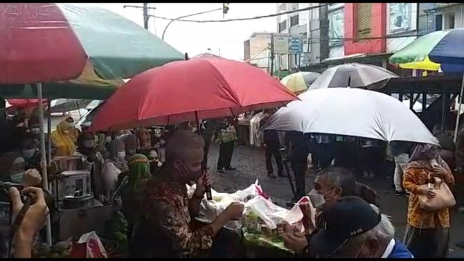 ganjar pranowo mainan payung di wonosobo