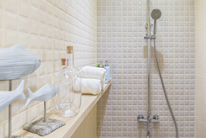 tips sulap kamar mandi minimalis agar tampak instagramable dengan minim budget