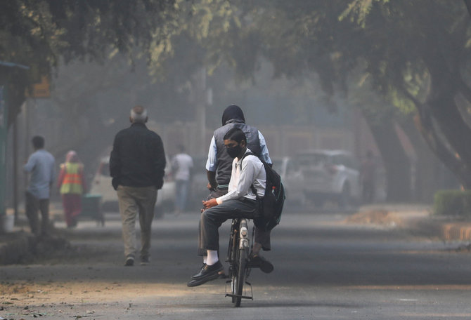 pelajar di india berangkat sekolah di tengah polusi udara