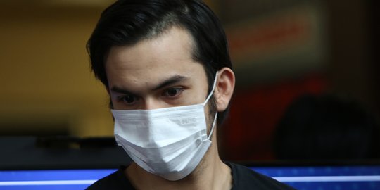 Ekspresi Rizky Nazar Saat Dihadirkan Dalam Konpers Kasus Narkoba