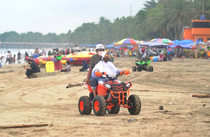 wisatawan di pantai anyer