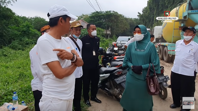 dedi mulyadi tegur pemilik pabrik yang buang limbah kain dan plastik