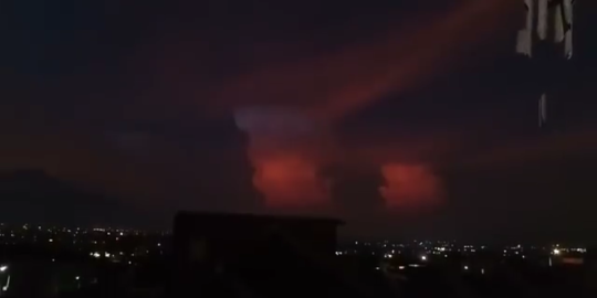 CEK FAKTA: Video Kilatan Saat Langit Memerah Bukan Karena Erupsi Gunung Welirang