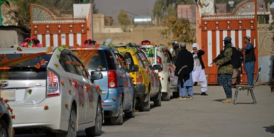 Antrean Mobil Hias Menjemput Peserta Nikah Massal di Afghanistan
