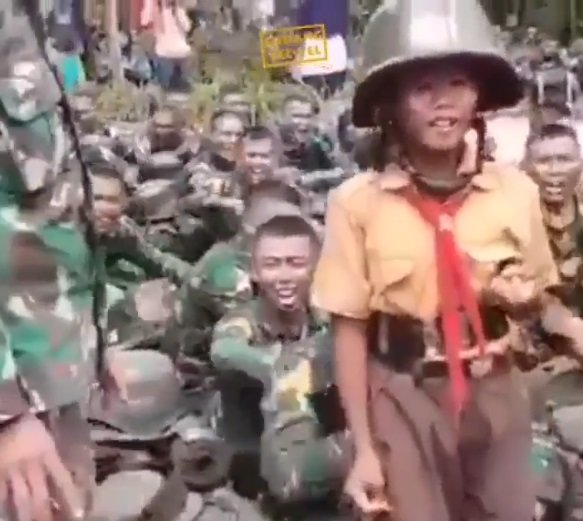 ketika anak sd beri komando ke tni semua prajurit langsung nurut