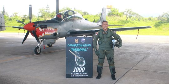 Lettu Bimo Berhak Dapat Badge 1.000 Jam Terbang Super Tucano