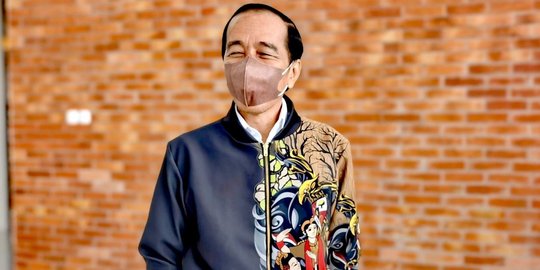 Beli Jaket Produk UMKM, Jokowi Pilih Motif Kayu Jati dan Penari Tayub Khas Blora