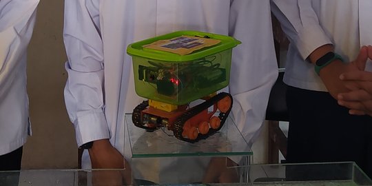 Siswa SMPN 10 Cimahi Ini Ciptakan Robot Pendeteksi Sampah, Terinspirasi karena Banjir