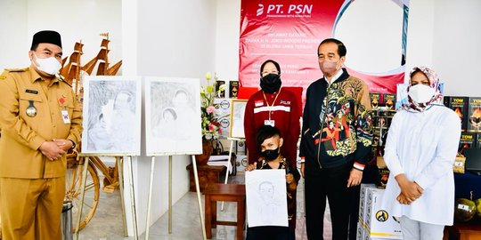 Jokowi Beli Jaket Rp350 Ribu dan Iriana Batik Rp900 Ribu di Bandara Ngloram Blora