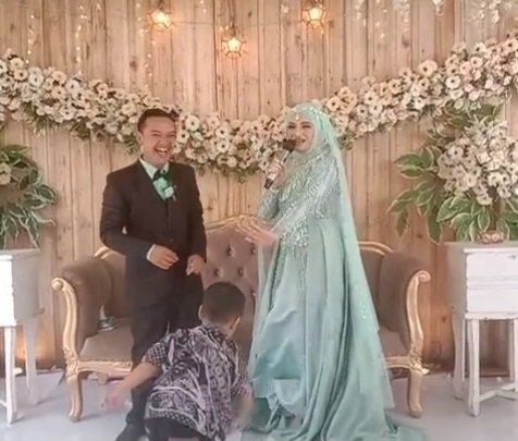 pengantin wanita ini tiba tiba diamuk keponakan di pelaminan