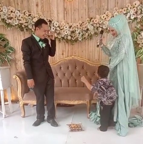 pengantin wanita ini tiba tiba diamuk keponakan di pelaminan