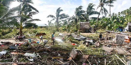 Porak-poranda Filipina Dihantam Topan Super Rai