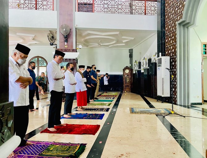 jokowi tunaikan salat jumat berjemaah di ngawi