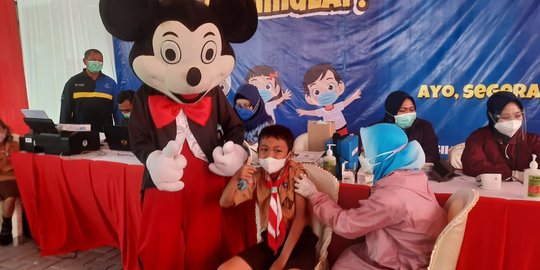 Gus Ipul Tinjau Vaksinasi Anak Usia 6-11 Tahun di SDN Gentong