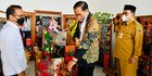 Momen Jokowi dan Iriana Belanja Batik hingga Lukisan Karya UKM Blora