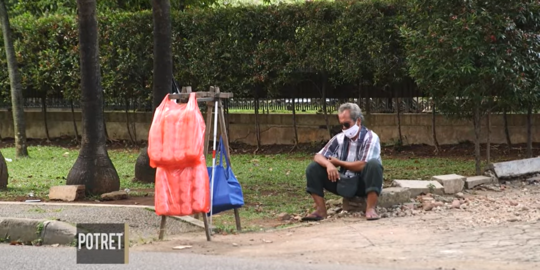 Pernah Ditipu, Ini Kisah Tunanetra di Depok Jual Kerupuk untuk Bertahan Hidup