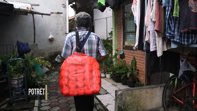 penjual kerupuk tuna netra di depok