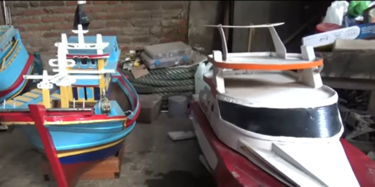 Melihat Pembuatan Miniatur Kapal dari Limbah di Batang, Mirip Asli & Pakai Remote