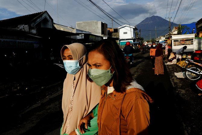 warga lumajang kembali beraktivitas pasca erupsi semeru