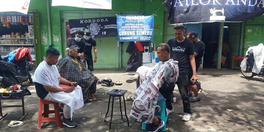 Cara Unik Para Tukang Potong Rambut di Malang Donasi untuk Korban Semeru