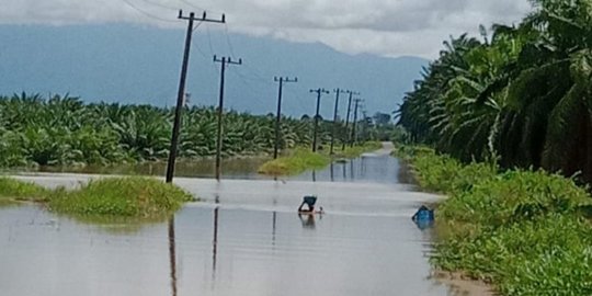 Banjir akibat Luapan 2 Sungai Sebabkan Ribuan Warga di Sumbar Terisolir