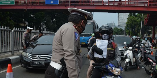 Polantas Razia Kartu Vaksin Pengendara di Perbatasan Tangsel saat Malam Tahun Baru