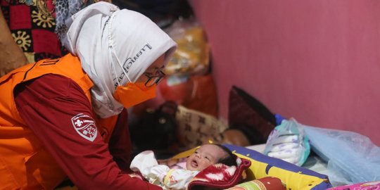 Lima Perempuan Melahirkan di Posko Pengungsian Erupsi Gunung Semeru