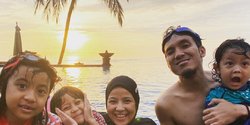 7 Potret Keseruan Keluarga Desta dan Natasha Rizky Liburan di Bali