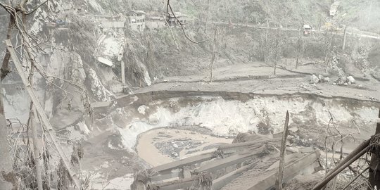 Melihat Kondisi Jembatan Gladak Perak yang Terputus Akibat Erupsi Semeru