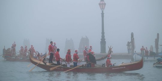 Keseruan Sinterklas Lomba Perahu Layar Natal di Italia