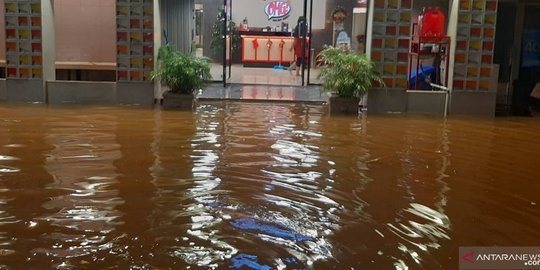 Kemang Banjir, Petugas Sudin SDA Kerahkan 2 Pompa Stasioner untuk Alirkan Air ke Kali