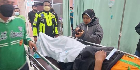 Sedang Bersihkan Jalan, Petugas DLH Ditabrak Sepeda Motor