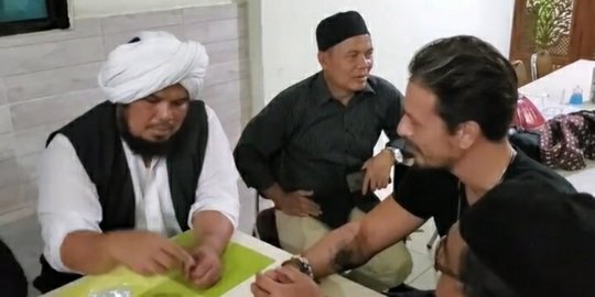 Ustaz Dery Sulaiman Lagi Lesehan Didatangi Bule Mau Masuk Islam, Begini Ceritanya