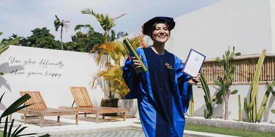 Tampil Cantik dengan Balutan Toga dan Batik, Intip 6 Momen Wisuda Marsha Aruan