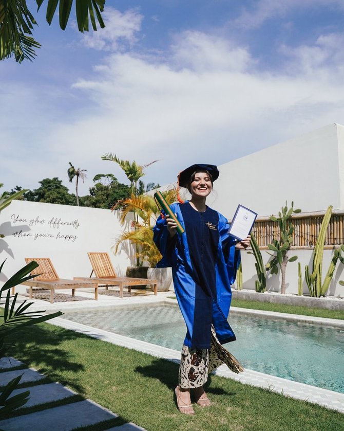 tampil cantik dengan balutan toga dan batik intip 6 momen wisuda marsha aruan