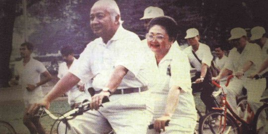 Potret Lawas Soeharto & Istri Disambut di Belgia, Penampilan Ibu Tien Ramai Disorot