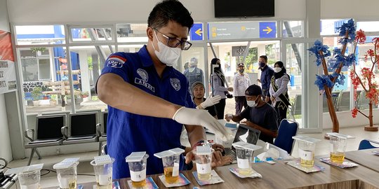 Jelang Libur Nataru, Pengemudi Bus di Garut Jalani Tes Urine