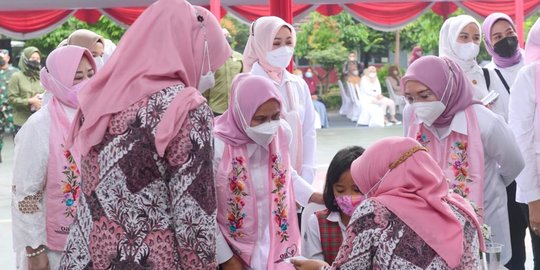 Ibu Negara Iriana Tinjau Vaksinasi Anak di Bandung dan Serahkan Bantuan