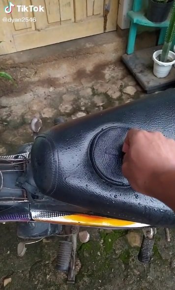 pria ini buat lubang jok motor untuk mudahkan isi bensin