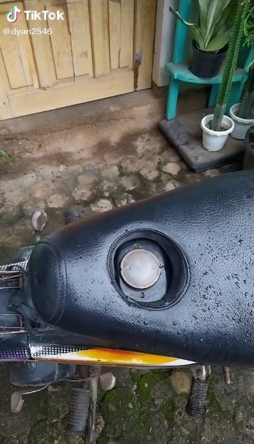 pria ini buat lubang jok motor untuk mudahkan isi bensin